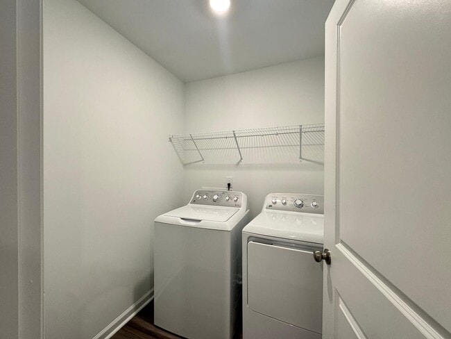 Building Photo - STUNNING BRAND-NEW TOWNHOUSE in a very con...