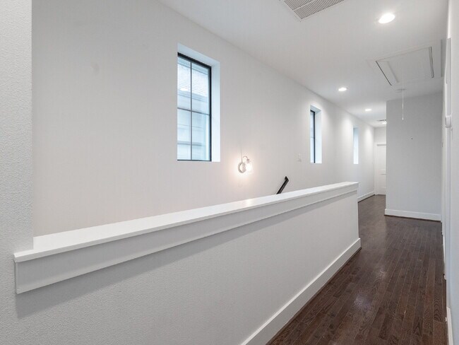 Building Photo - "Charming 4-Bed Houston Haven with Elegance on East 32nd Street!"