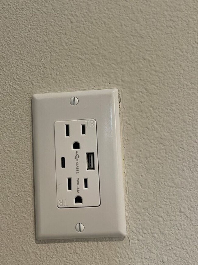 Building Photo - 4Bd/3.5Ba Snohomish Townhouse