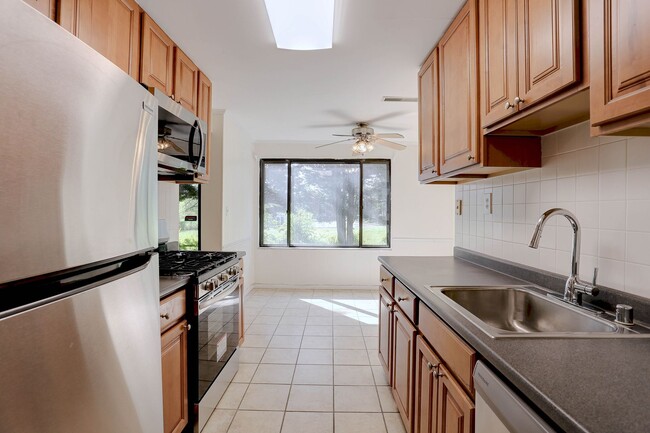 Building Photo - 2 BR/2 BA Garden Level Condo