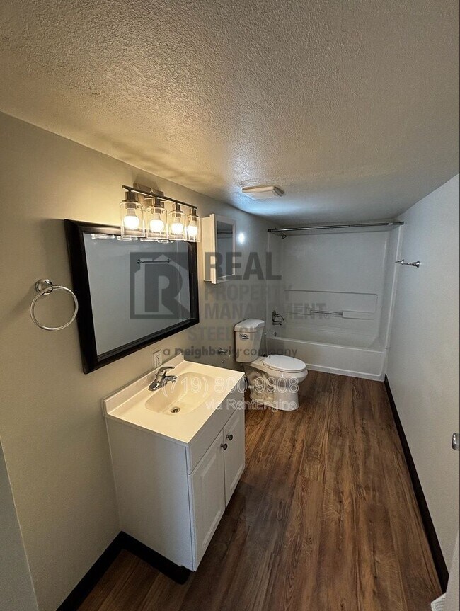 Building Photo - 927 E 1st St