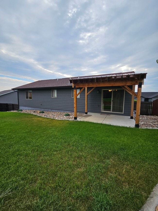 Building Photo - 3 BED | 2.5 BATH | SPLIT-FOYER HOME | DOUB...