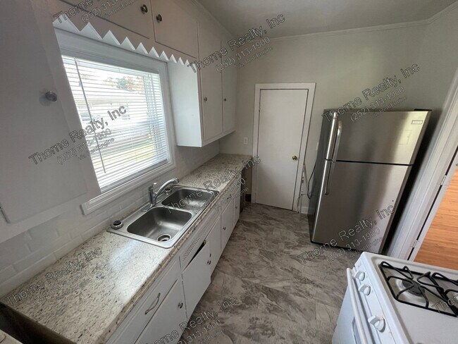 Building Photo - 2233 Oak Dr