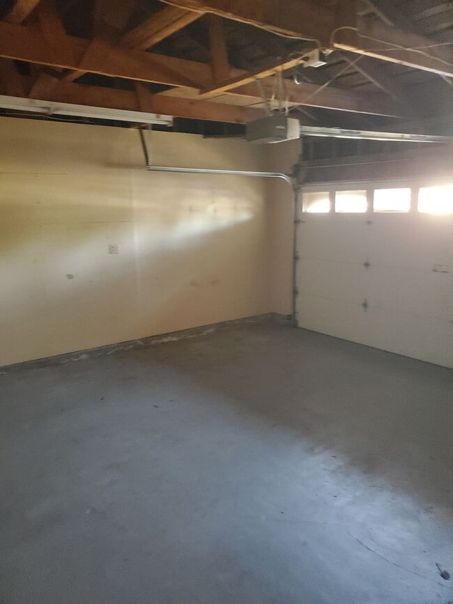 Building Photo - 3 bedroom 2 bath with Pool Off of Oakdale Road