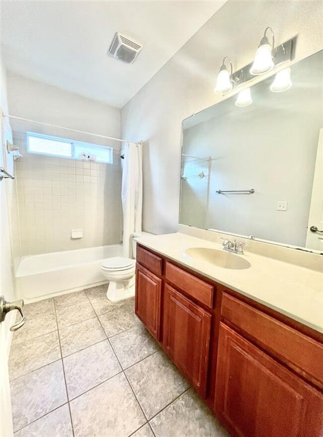 Building Photo - Spacious 4 Bed, 2.5 Bath. Perfect size and...