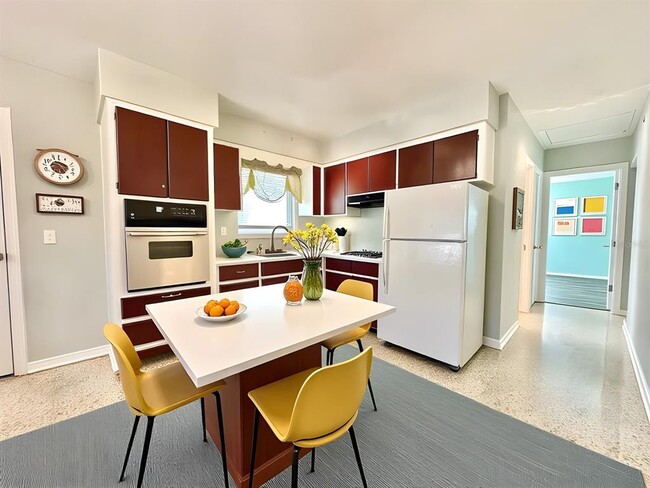 Building Photo - 528 E Center St