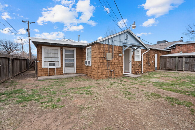 Building Photo - 5-Bedroom Home Available for Summer 2026 Pre-Lease!