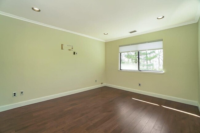 Building Photo - 16 Club Dr S