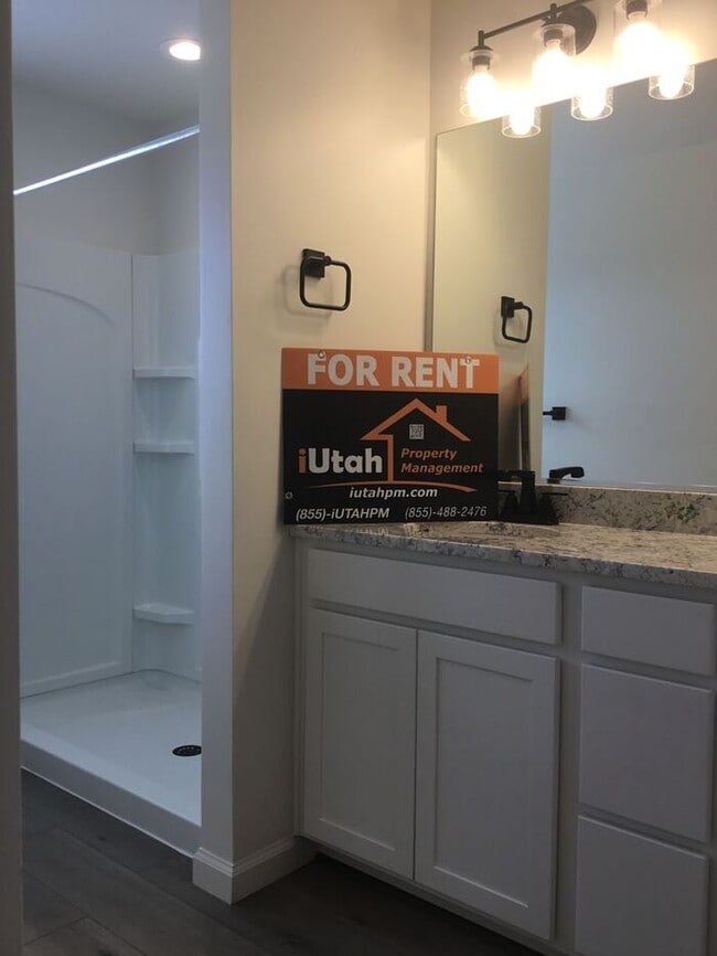Building Photo - 3 bdrm 2 1/2 bath Home- Small Dog Friendly