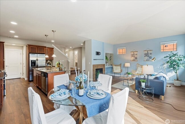 Building Photo - 3BD/2.5BTH Modern Townhouse in Greekbrooke...