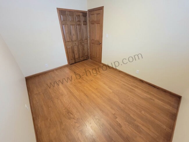 Building Photo - Great Location!