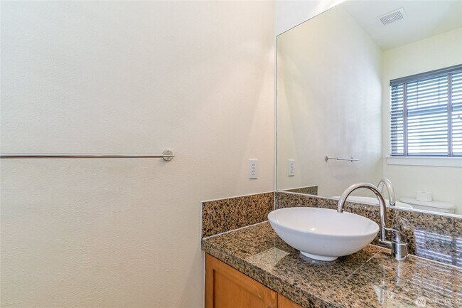Building Photo - 2Bd/2.5Ba Issaquah Home