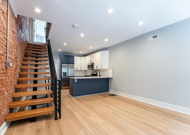 Primary Photo - 2232 Manton St