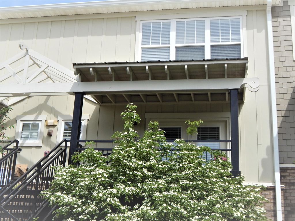 View of the front. Beautiful landscaping and covered balcony - 1105 Tree Top Way