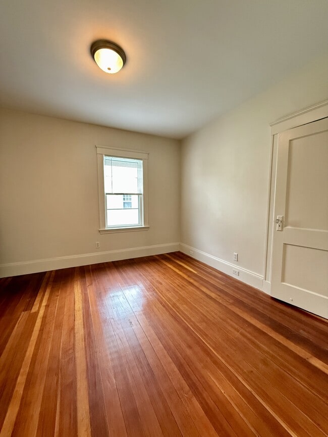 Building Photo - 68 Putnam St