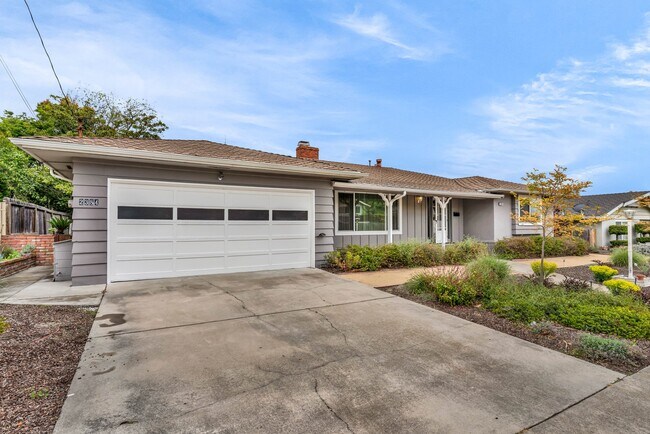 Building Photo - 2384 Lakeview Dr