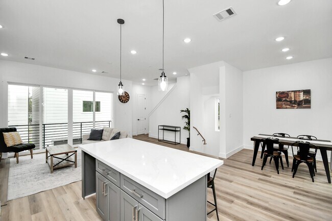 Building Photo - 4804 Elysian St