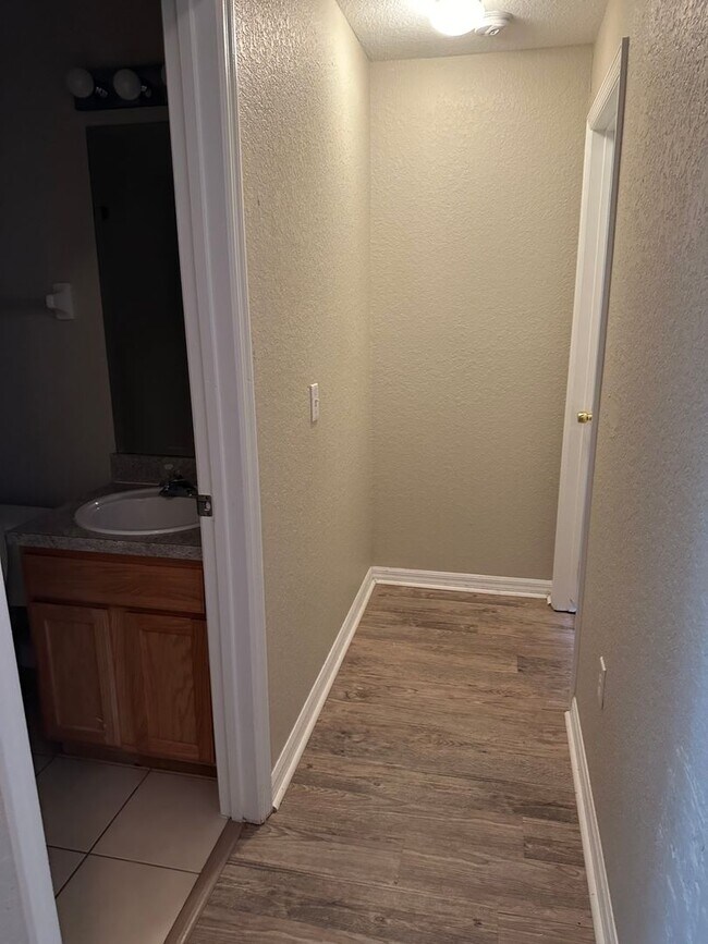 Building Photo - Gorgeous Large 4 Bed / 3 Bath Pool Home in Gated Community Davenport