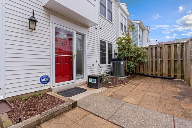 Building Photo - Stunning Silver Spring End Unit TH