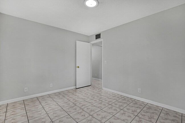 Building Photo - 522 Shady Pine Way