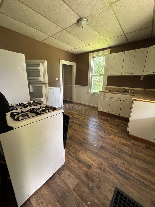 Building Photo - 2 Bdrm 1st Floor Bath Secluded Yard