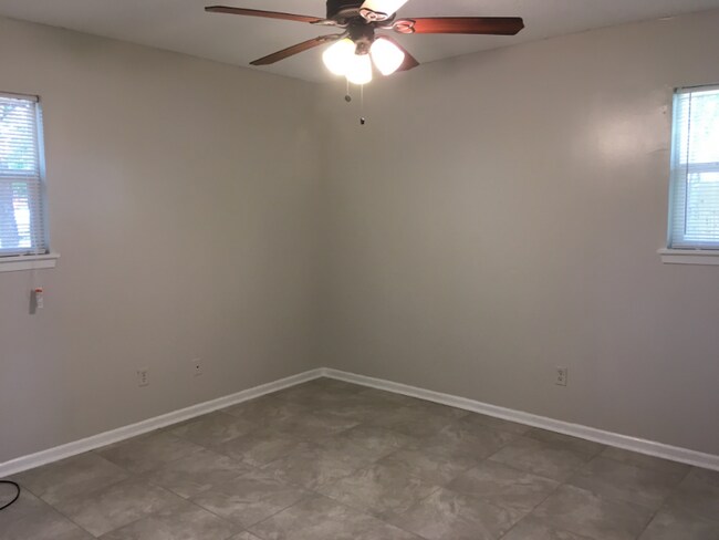 Building Photo - 659 Meadow Dr