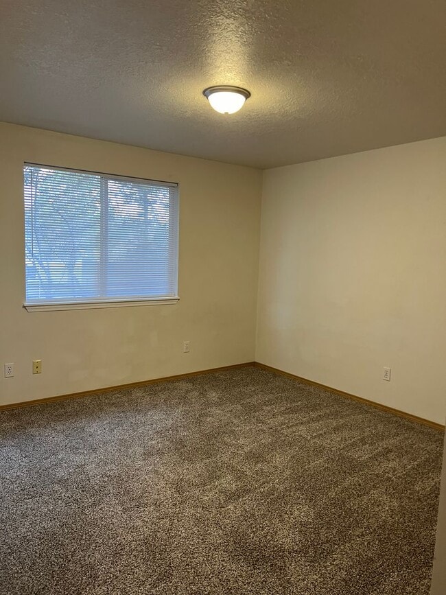 Building Photo - Duplex in SW Redmond