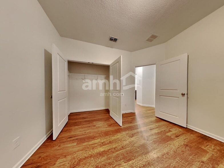 Building Photo - 9313 English Ivy Ct