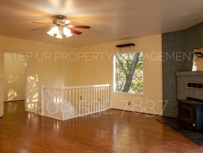 Building Photo - Outstanding 3 Bed 2 Bath near Downtown Son...