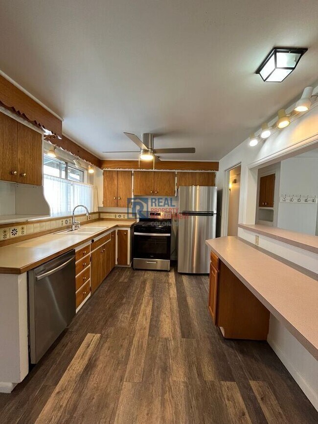 Building Photo - 865 Balsam St