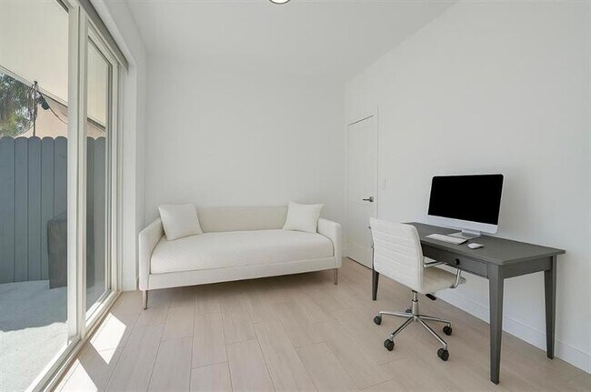 Building Photo - 703 SE 16th Ct