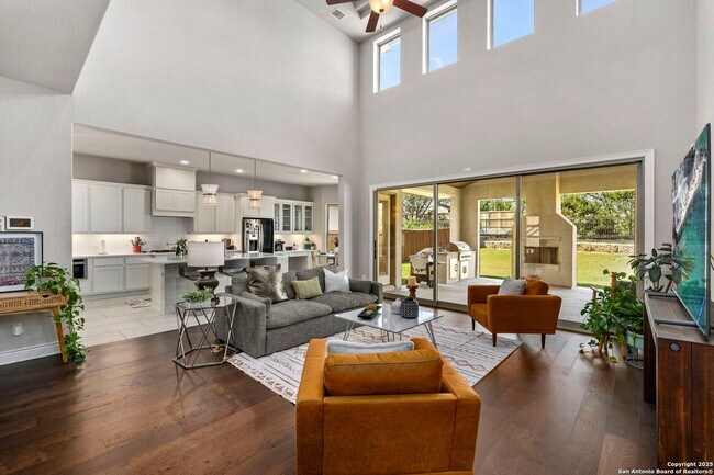 Building Photo - Charming Home Awaits: Spacious & in a Prime Location