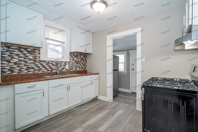 Building Photo - 1094 E 16th Ave