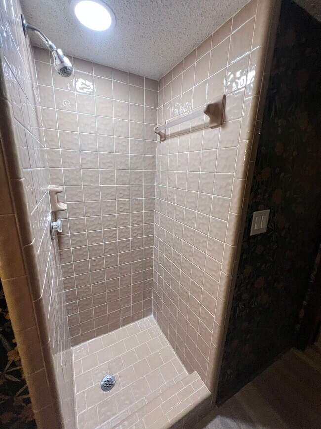 Building Photo - Large 2BD/ 2BTH with loft-Great Location