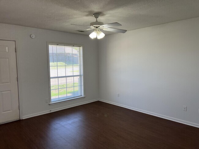 Building Photo - 1751 Rock Hollow Loop