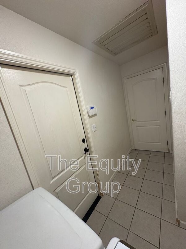 Building Photo - 2424 E Beech Ave