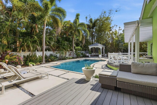 Building Photo - 309 NE 8th Ave