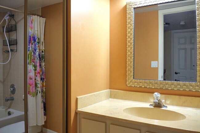 Building Photo - This 2/2.5 spacious townhouse could be you...