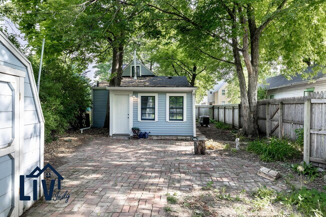 Building Photo - 1121 E 9th St