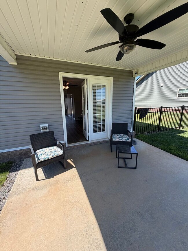 Building Photo - 3 Bedroom 2 1/2 Bath Home For Rent Near Post!