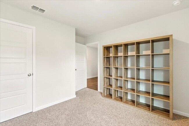 Building Photo - 18 E Sycamore Trl