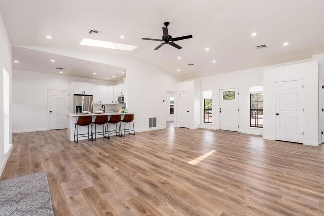 Building Photo - 908 S Manzanita Dr