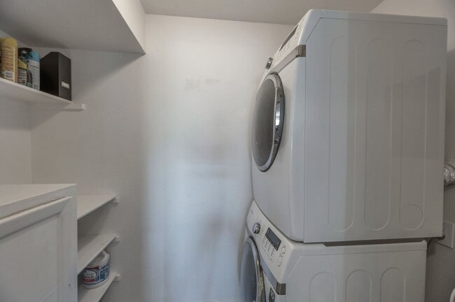 Building Photo - Move-In Ready 1-Bedroom in Scenic Fountain...