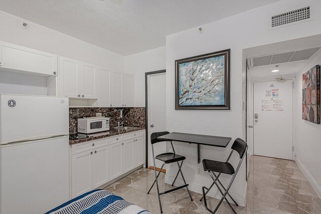 Building Photo - 6345 Collins Ave