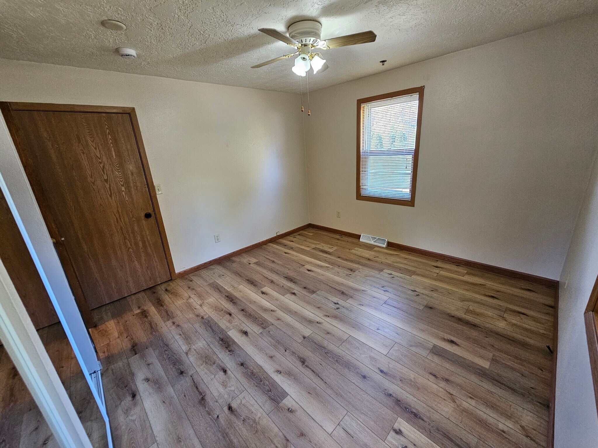 Building Photo - 533 Lakeshore Ct