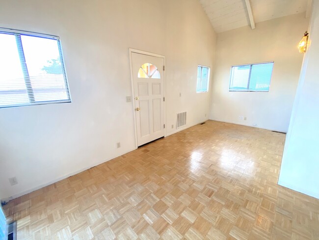 Primary Photo - One Bedroom Home in New Monterey with Ocea...