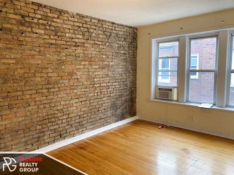 Primary Photo - 3044 W Wellington Ave
