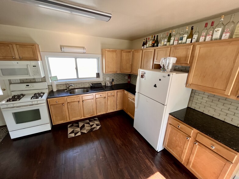 Building Photo - 52 Center St