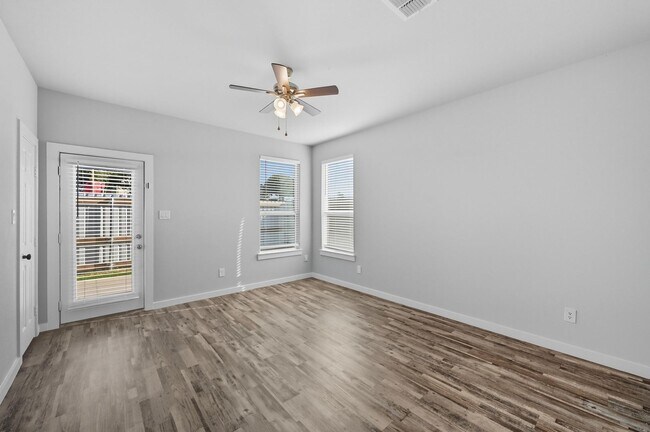 Building Photo - 3413 Valley Vista Dr