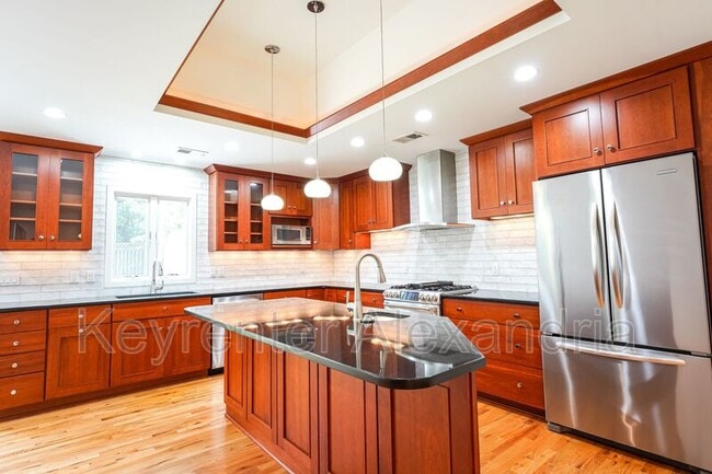 Building Photo - 906 Neal Dr